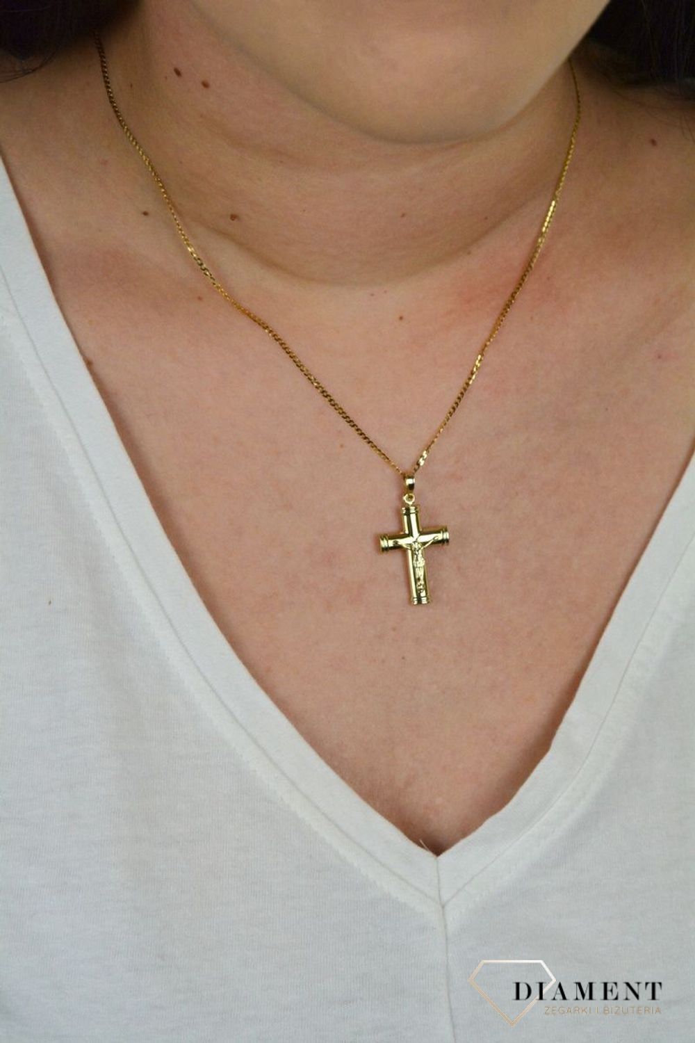 Złoty krzyż 333 z wizerunkiem Pana Jezusa. ZA 4449A.jpg